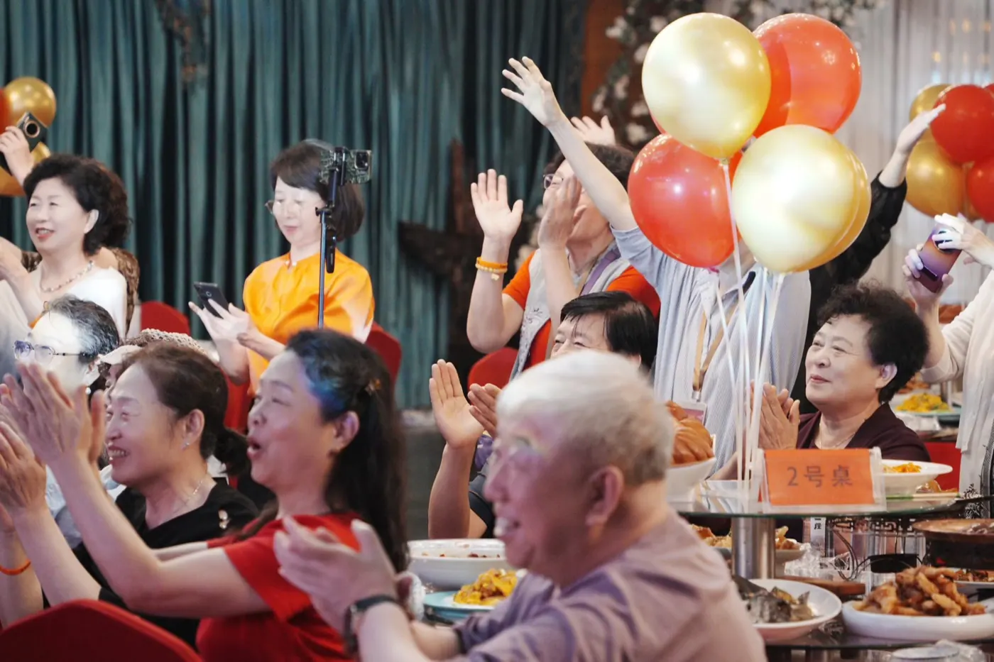 台下的参与者随音乐鼓掌