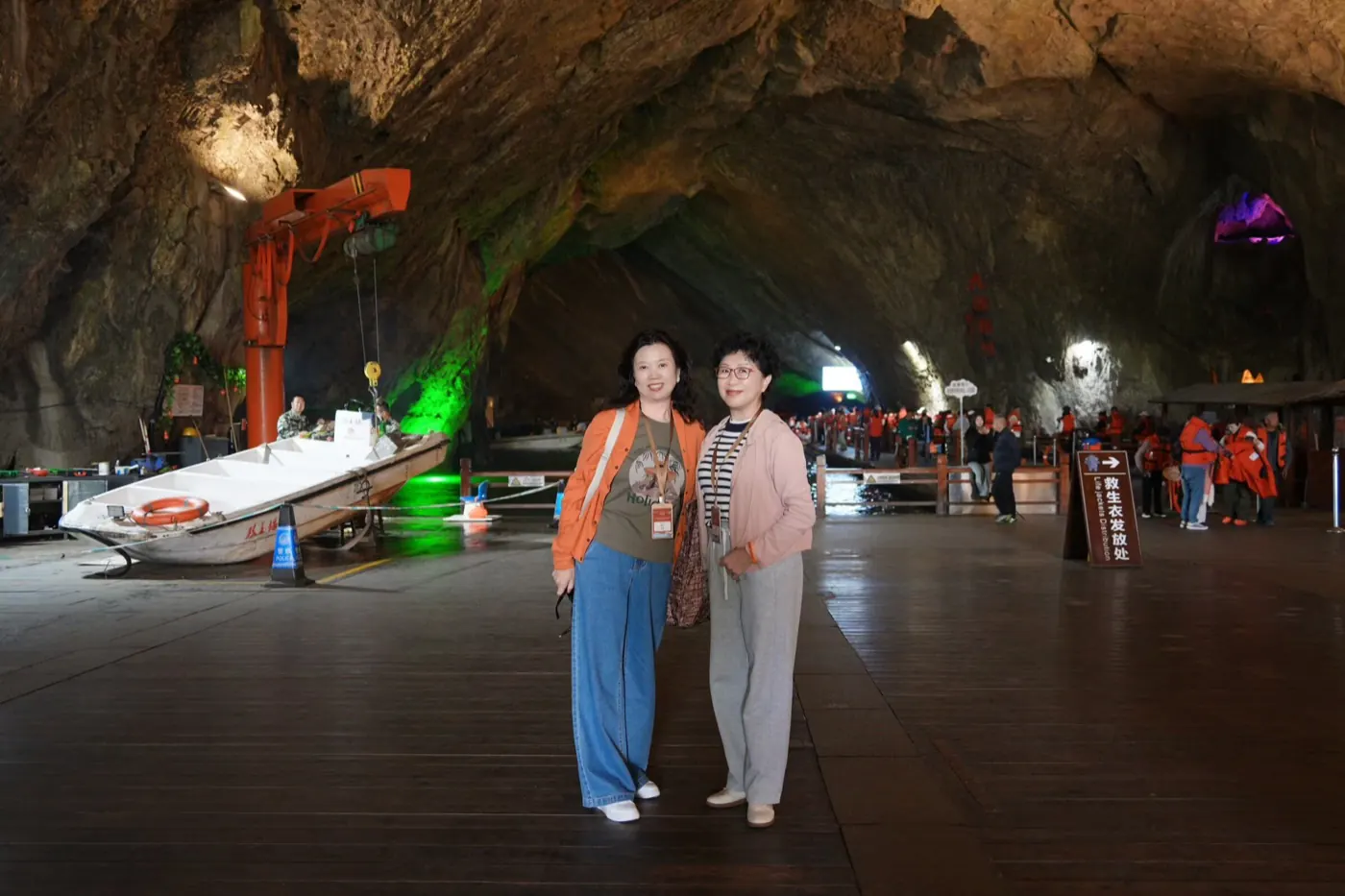 山野游学途中走过溶洞步道
